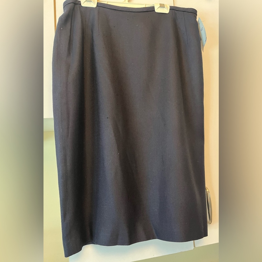 Liz Claiborne Classic dark navy blue size 12 
Pencil Skirt
Gorgeous woven fabric